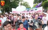Hàng nghìn người đi bộ kêu gọi 
